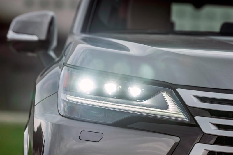 
            Два по триста. Тест-драйв нового Lexus LX
        