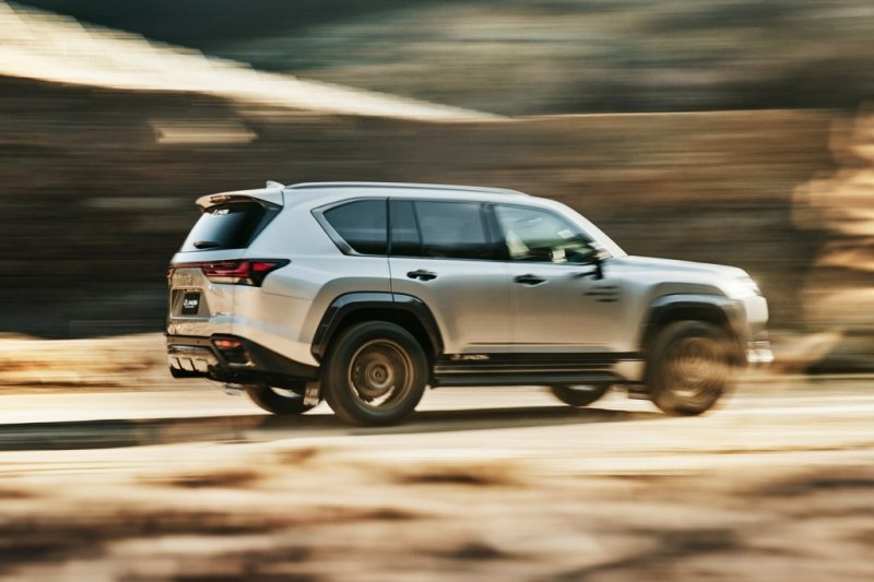 
            Новый Lexus LX получил уникальную версию для бездорожья
        