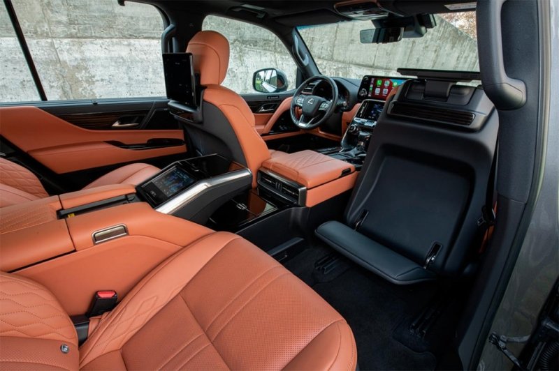 
            Два по триста. Тест-драйв нового Lexus LX
        
