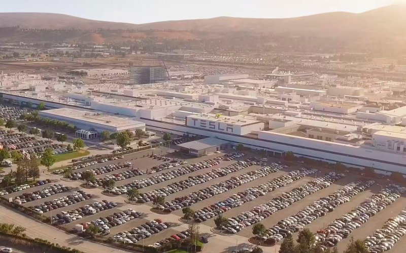 
            Роботы-гуманоиды заменят людей на заводах Tesla
        