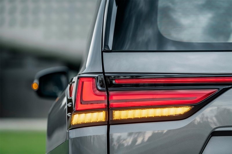 
            Два по триста. Тест-драйв нового Lexus LX
        