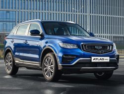 Geely Atlas Pro обзавелся переднеприводной версией в России и подешевел