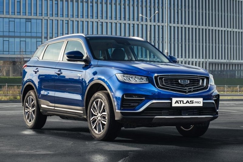 Geely Atlas Pro обзавелся переднеприводной версией в России и подешевел