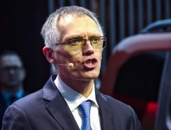 Глава Stellantis предсказал тяжелые последствия резкого перехода на электромобили