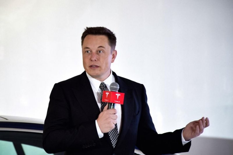 Глава Tesla назвал президента США «марионеткой» за слова об электромобилях