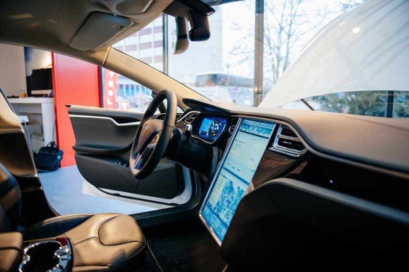 Хакер взломал электрокары Tesla в 13 странах благодаря уязвимости программного обеспечения