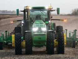 John Deere представил трактор, которому больше не нужен тракторист