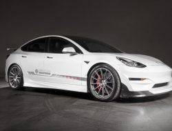 Koenigsegg начал делать карбоновые детали для тюнинга Tesla