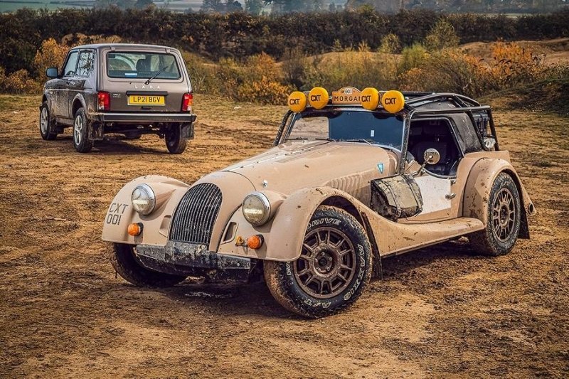 Lada Niva сразилась на бездорожье с классическим родстером Morgan