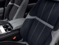 Land Rover совместил в салоне своих моделей роскошь и мусор