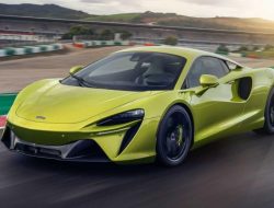 McLaren в третий раз отложил продажи первого гибридного суперкара