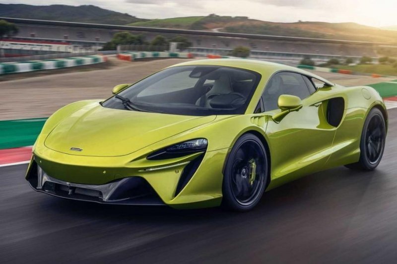 McLaren в третий раз отложил продажи первого гибридного суперкара