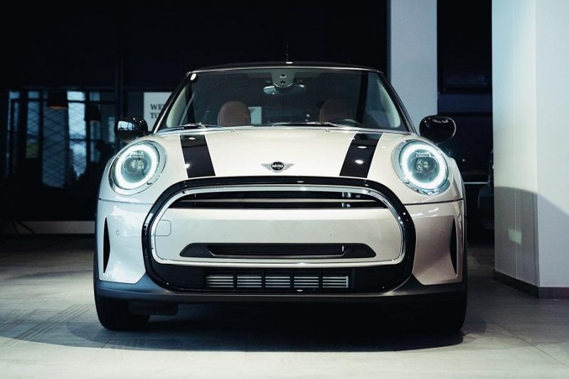 MINI объявила рублевые цены на лимитированную версию Cooper