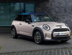 MINI ограничила количество электрических Cooper SE для России