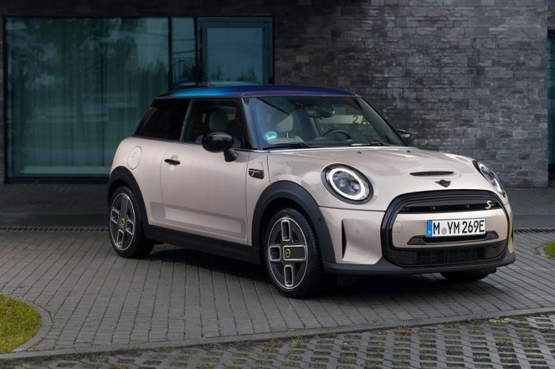MINI ограничила количество электрических Cooper SE для России