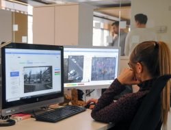 Москвичам предложили жаловаться на мешающие проезду автомобили через Telegram