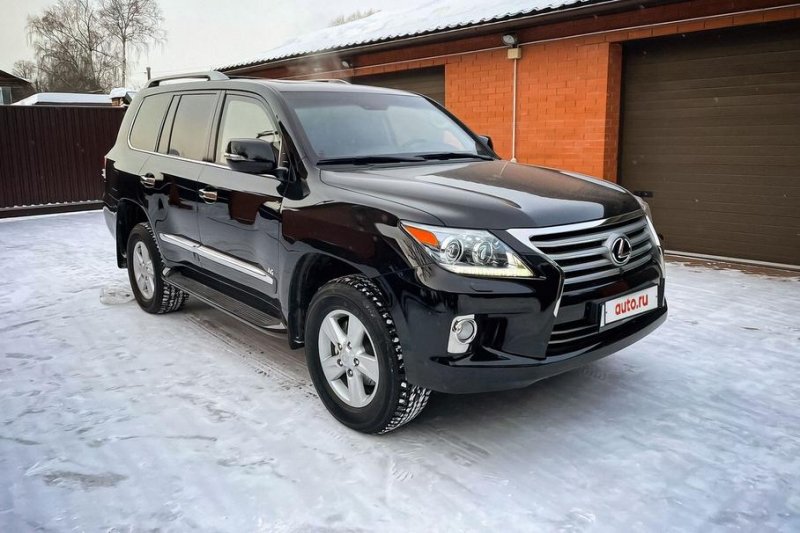 Непримечательный Lexus LX продают в Москве по цене Toyota Land Cruiser 300. И вот почему