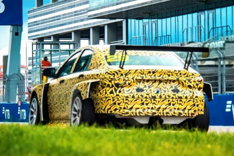 Обновленную гоночную Lada Vesta случайно рассекретили в Сети