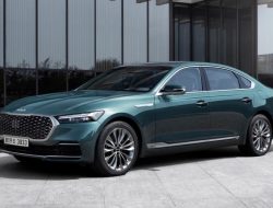 Обновленный Kia K900 доберется до России с одним двигателем и укороченным названием