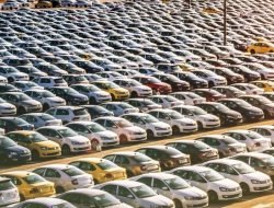 Очереди за новыми автомобилями в России растянулись до 2023 года
