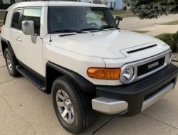 Подержанный Toyota FJ Cruiser продали дороже нового Corvette C8