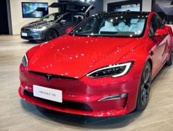 Tesla обновила Model S, заменив оптику и порт зарядки