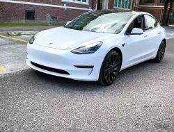 Tesla вручила покупателю новый Model 3 без важнейшей детали