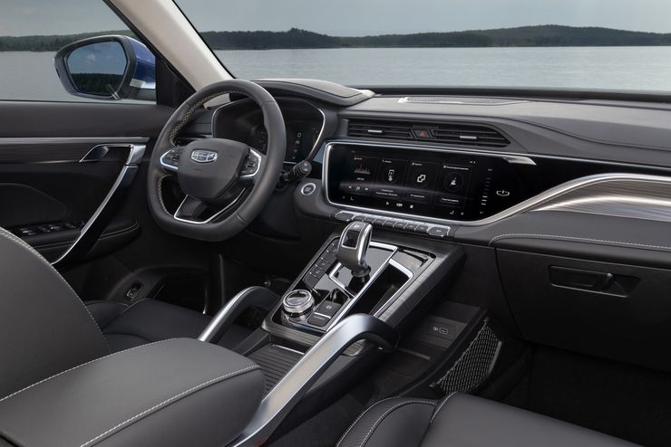 У кроссовера Geely Atlas Pro появилась «народная» версия: комплектации и цены