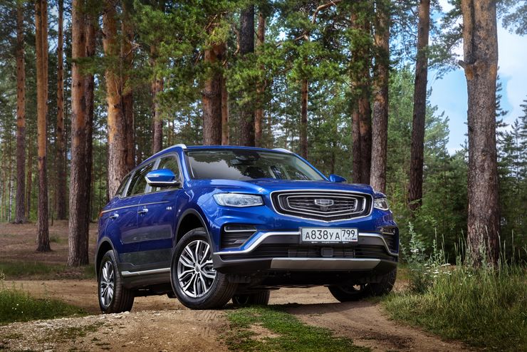 У кроссовера Geely Atlas Pro появилась «народная» версия: комплектации и цены