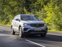 У кроссовера Geely Atlas Pro появилась «народная» версия: комплектации и цены