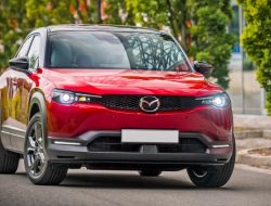 В России начали продавать первый электрокар Mazda
