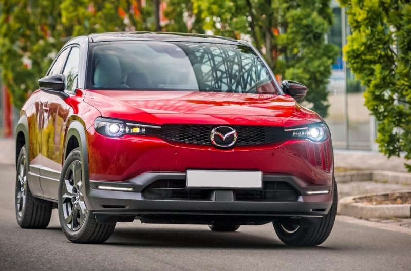 В России начали продавать первый электрокар Mazda