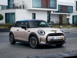 В России открыли прием заявок на электрический MINI Cooper SE
