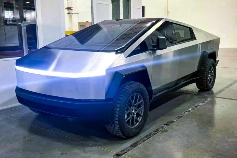 В Сети показали новые «живые» снимки Tesla Cybertruck. Он выглядит готовым к производству