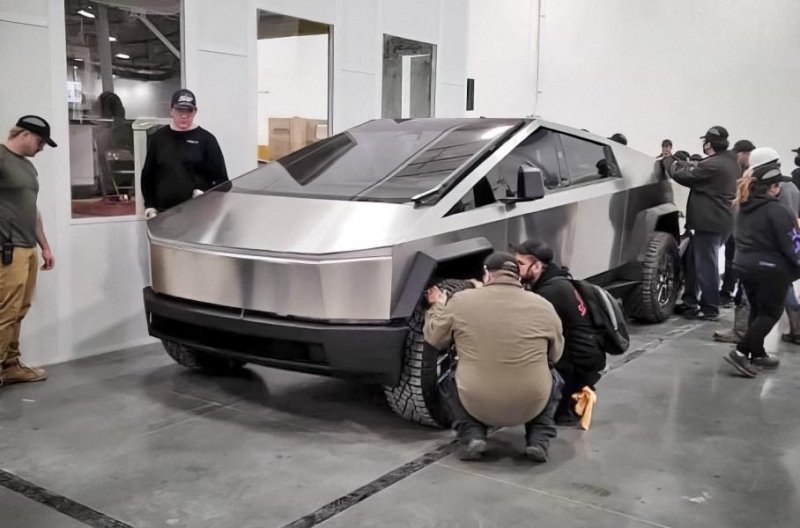 В Сети показали новые «живые» снимки Tesla Cybertruck. Он выглядит готовым к производству