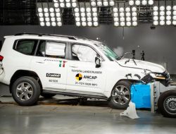 Видео: безопасность нового Toyota Land Cruiser 300 оценили в ходе краш-теста