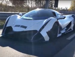 Видео: экзотический гиперкар Devel Sixteen прокатился по дорогам Италии