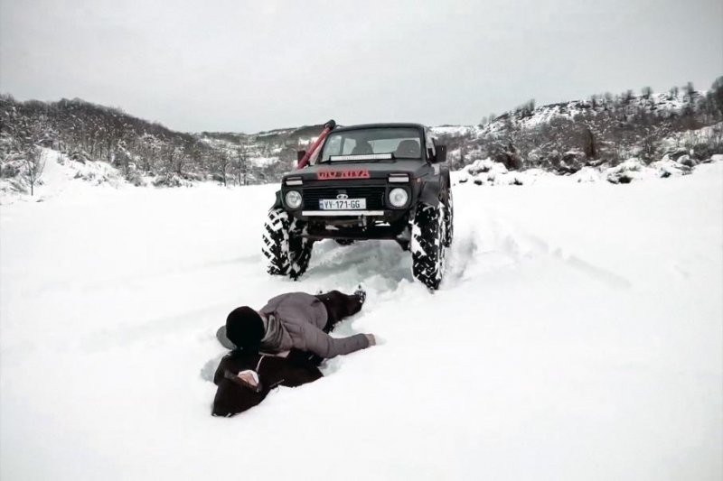 Видео: из классической Lada Niva сделали монструозный вездеход