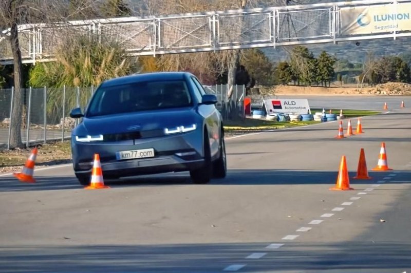 Видео: как справляется с «лосиным тестом» электрокар Hyundai, который ждут в России