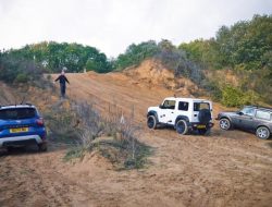 Видео: Lada Niva сразилась на бездорожье с Renault Duster и Suzuki Jimny