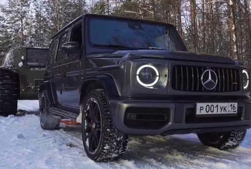 Видео: Mercedes-AMG G 63 перетягивает канат с вездеходом «Шерп»