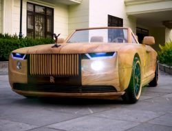 Видео: посмотрите на копию самого дорогого Rolls-Royce из дерева, на которой можно ездить
