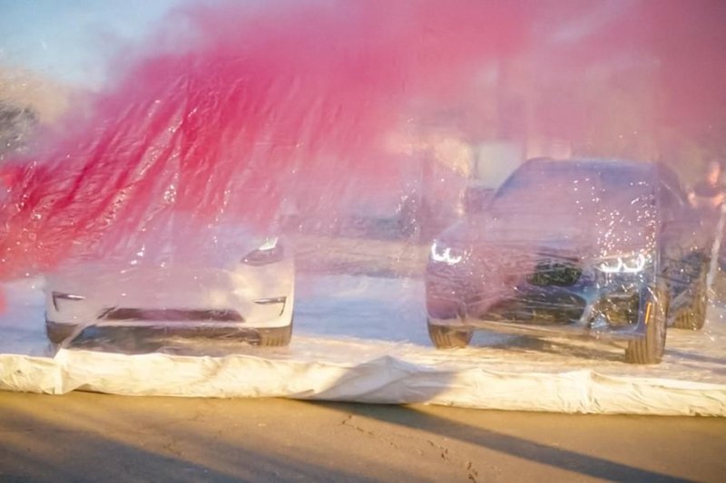 Видео: системы фильтрации Tesla и BMW проверили с помощью газовых гранат