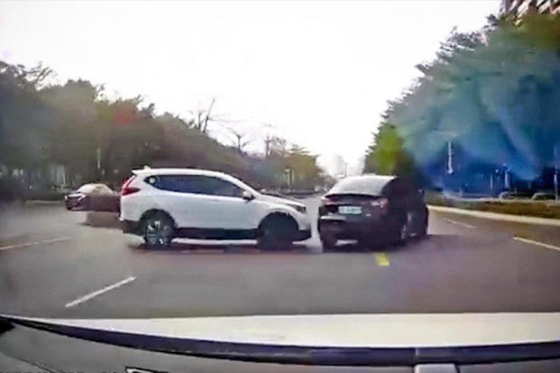 Видео: Tesla Model Y прошла «лосиный тест» в реальной жизни на скорости 100 км/ч