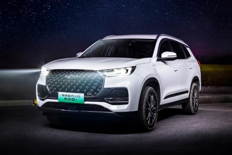 «Заряженный» Cadillac Escalade, новая Toyota Sequoia и «суперчёрный» Brabus: главное за неделю