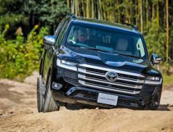 Ждать придется 4 года: Toyota официально предупредила об огромных очередях за Land Cruiser 300