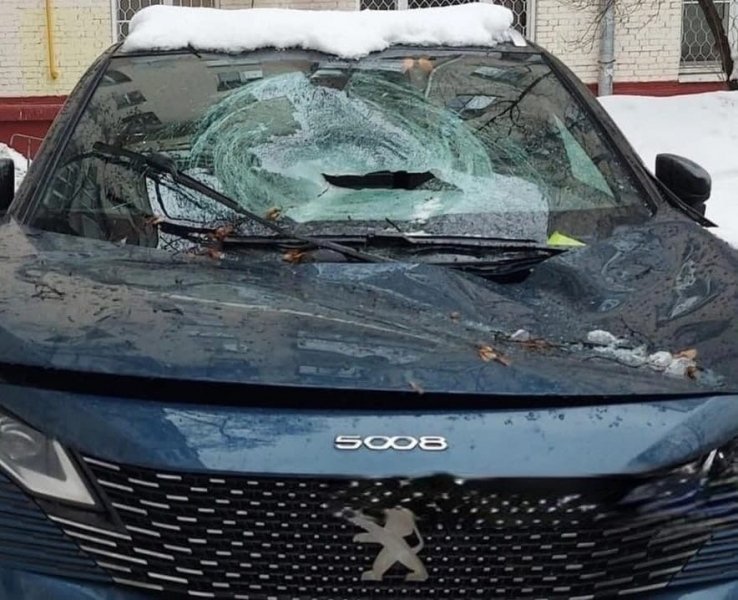
            23 разбитых авто. Как снег и коммунальщики подставили владельцев машин
        