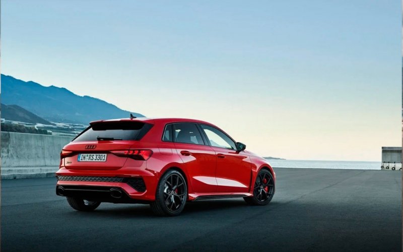 
            Audi назвала российские цены на хэтчбек и седан RS3 с 400-сильным мотором
        