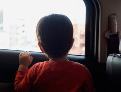 Оставил ребенка в машине на 5 минут: возможно уголовное дело
