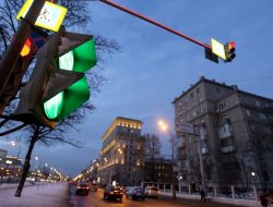 Способ всегда ехать на зеленый и не «собирать» светофоры. Поможет ИИ